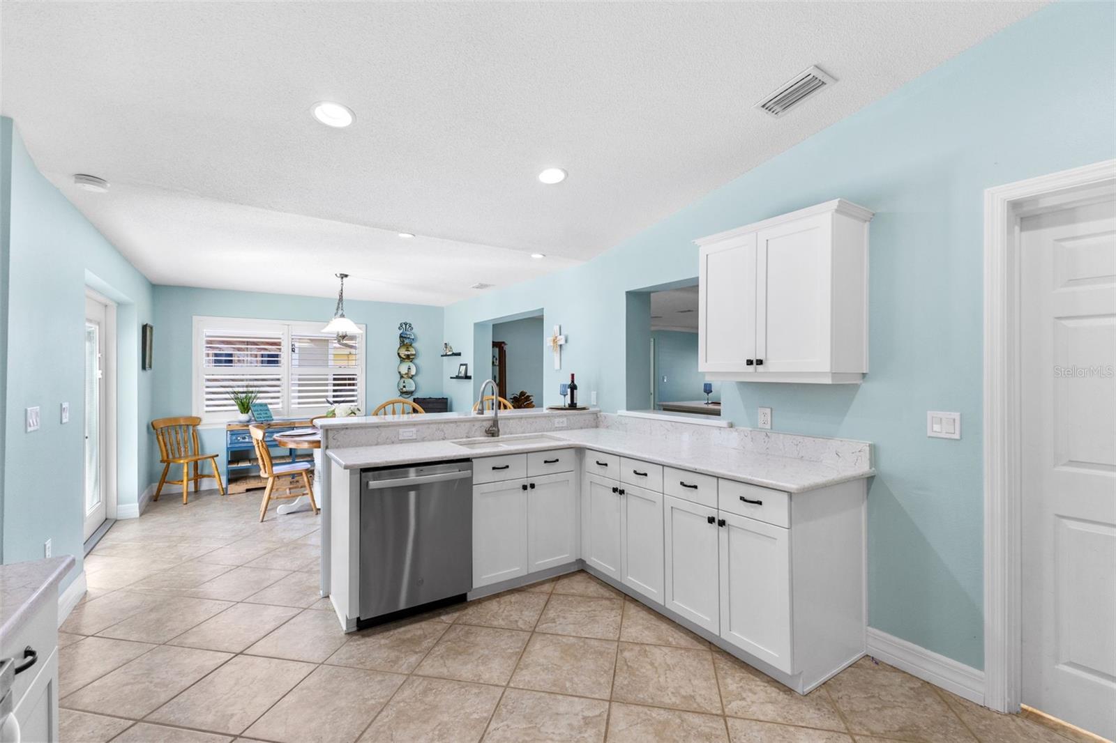 2287 CAROLYN DR — photo 11