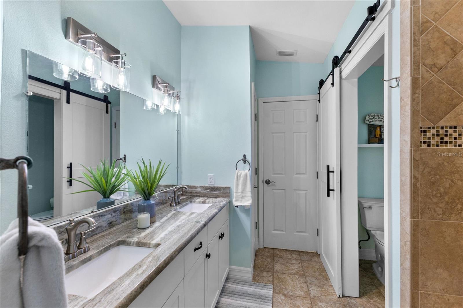 2287 CAROLYN DR — photo 15