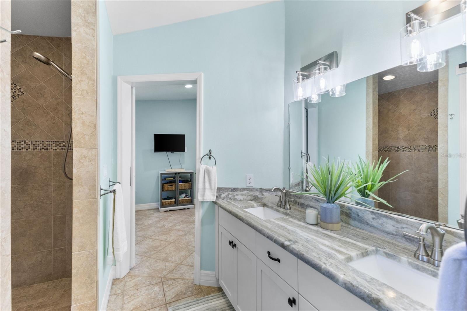 2287 CAROLYN DR — photo 16