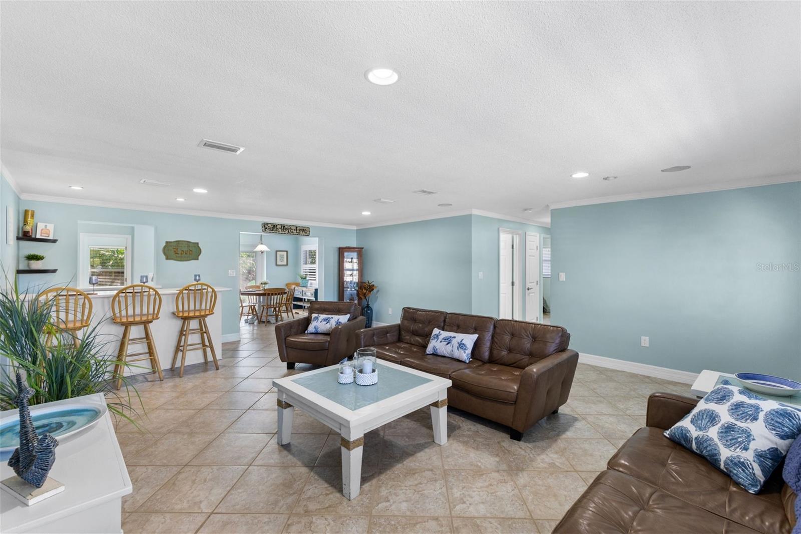 2287 CAROLYN DR — photo 6