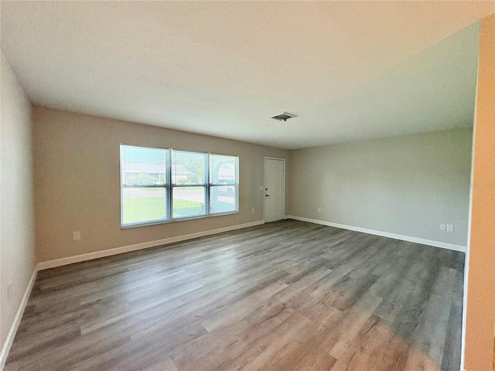 3126 SHAMROCK DR — photo 3