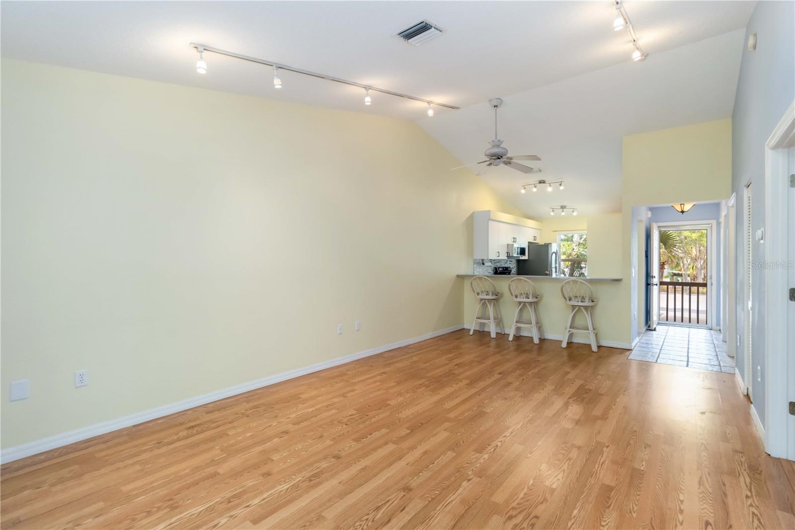 642 N JEFFERSON AVE #13 — photo 3