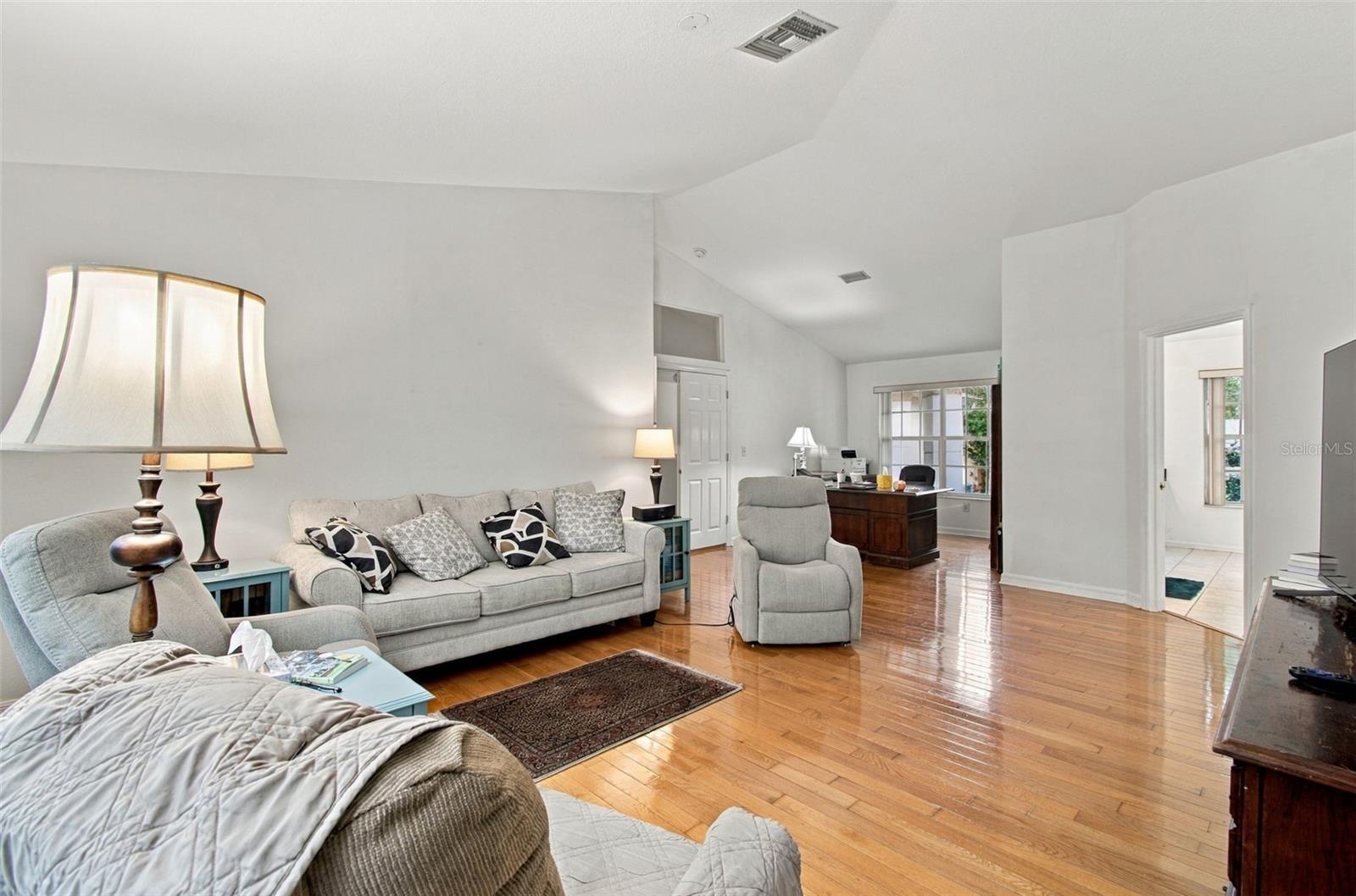 8102 STONEFIELD — photo 22