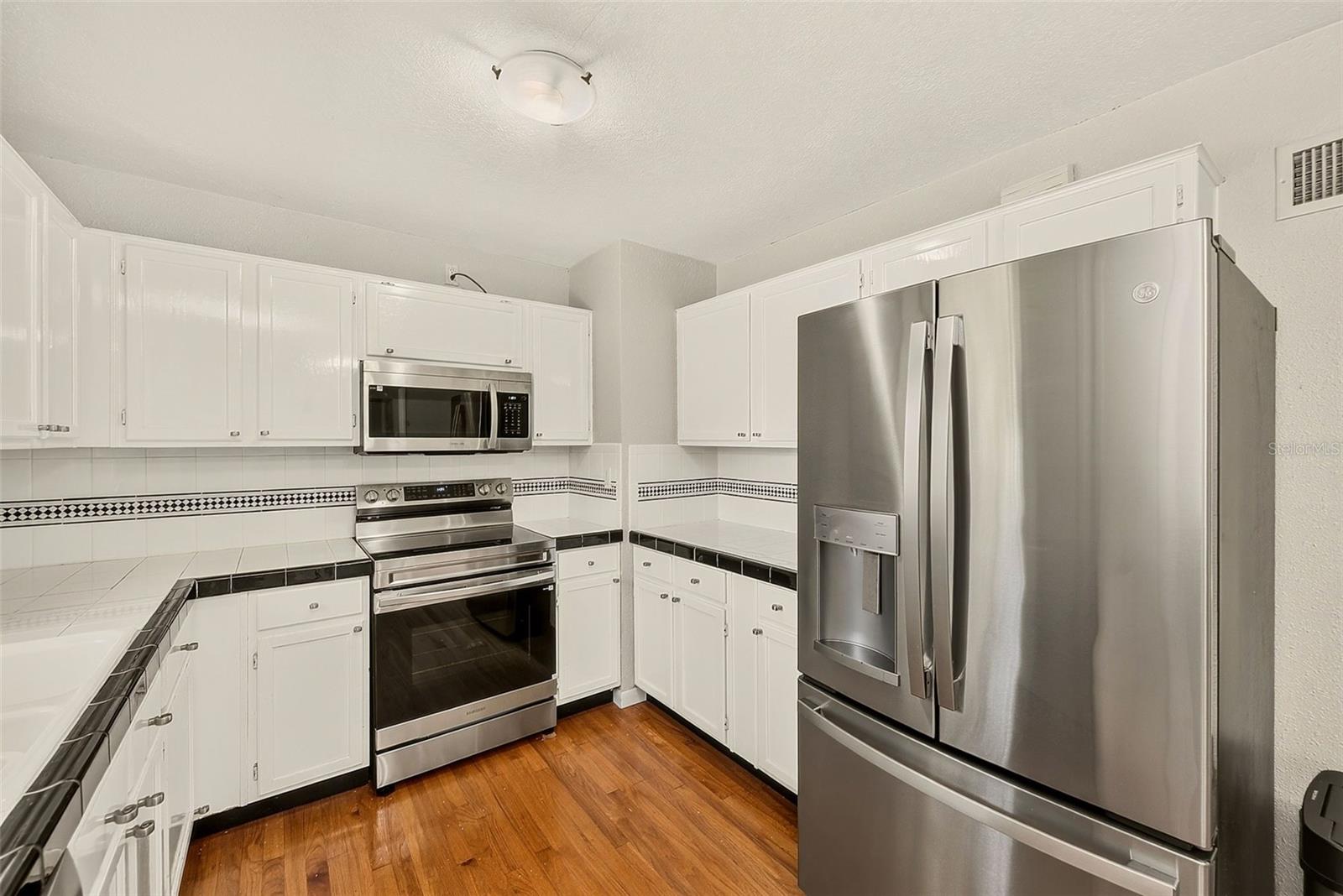 100 N ARCTURAS AVE — photo 7