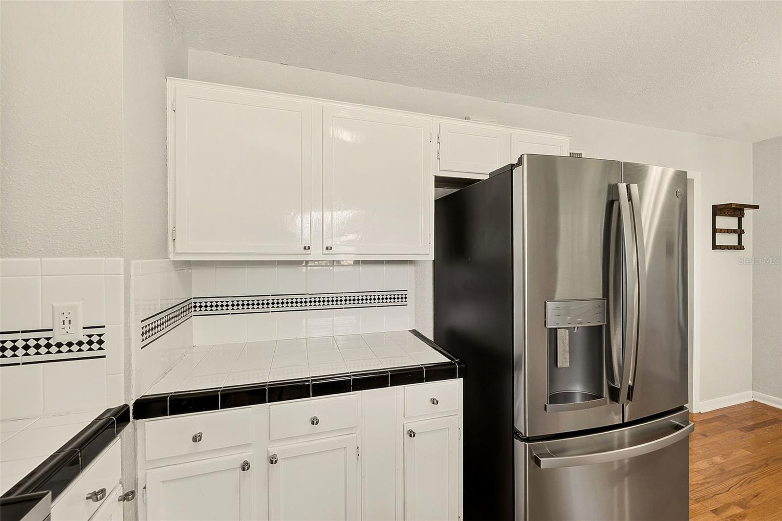 100 N ARCTURAS AVE — photo 5