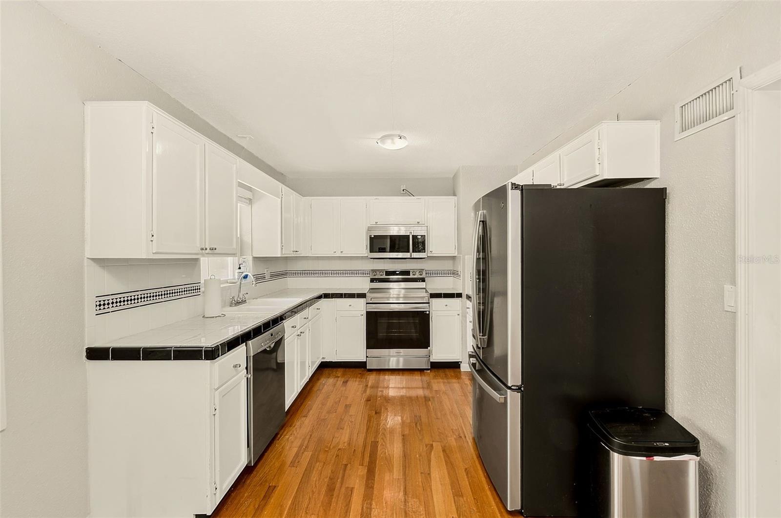 100 N ARCTURAS AVE — photo 4