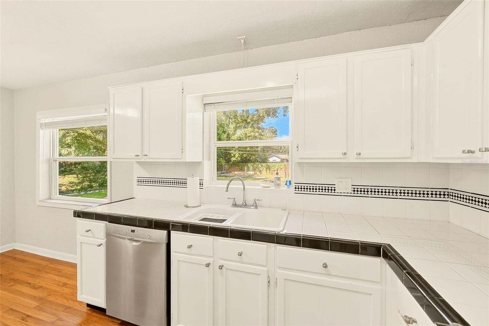 100 N ARCTURAS AVE — photo 8