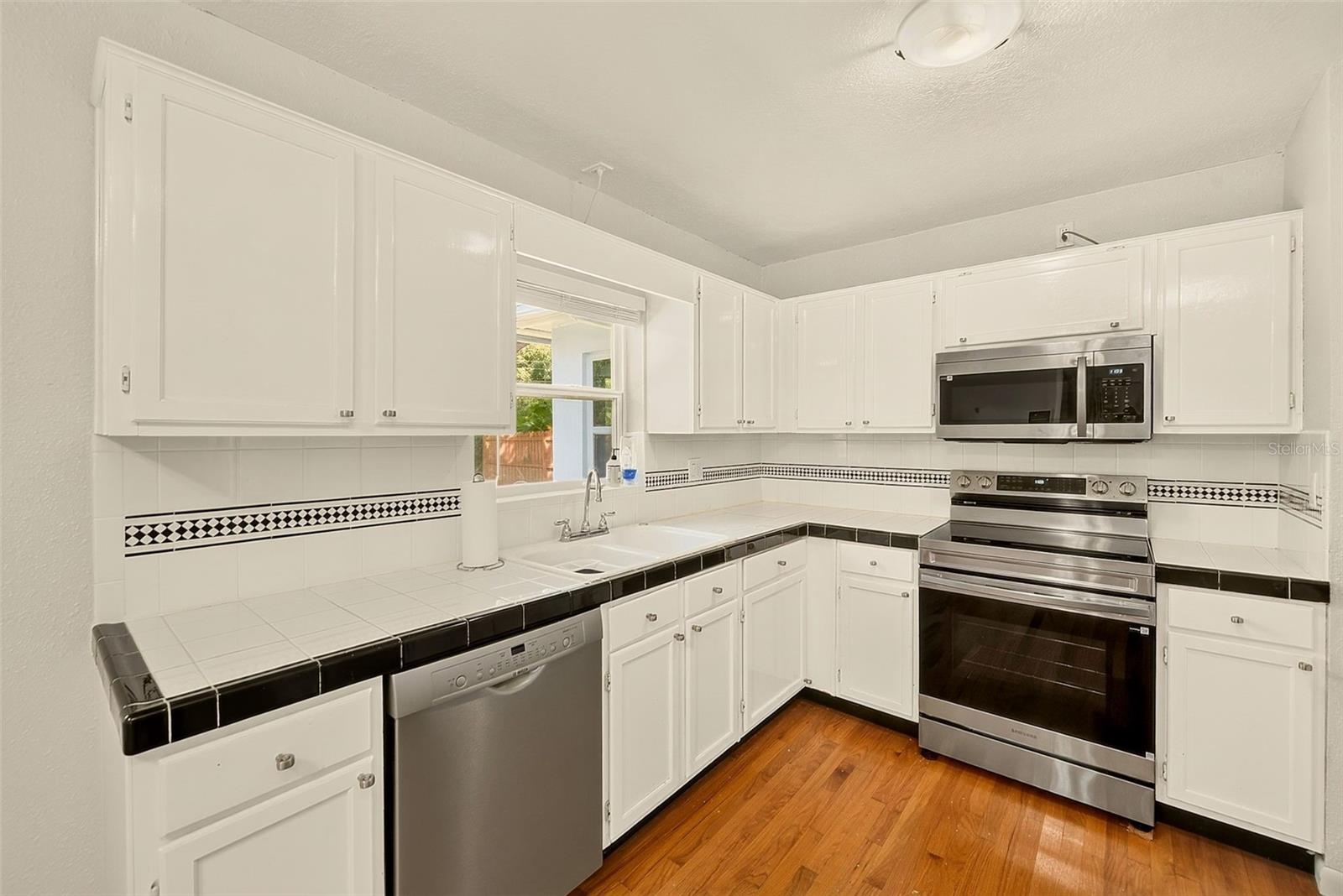 100 N ARCTURAS AVE — photo 3