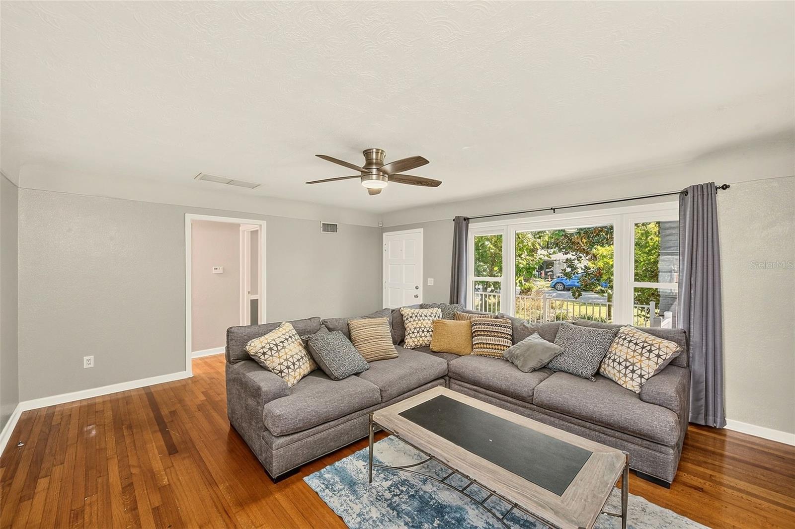 100 N ARCTURAS AVE — photo 2