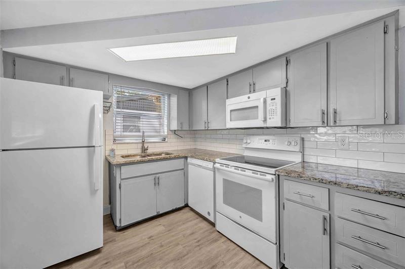 9040 LUNAR LN — photo 3