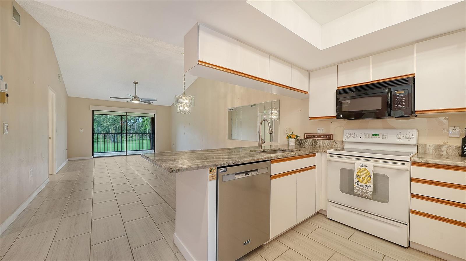 7652 EAGLE CREEK DR #7598 — photo 18