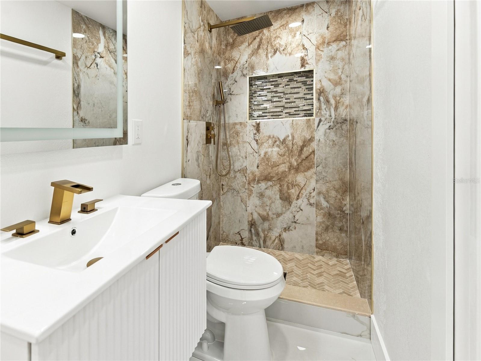 8423 N PACKWOOD AVE — photo 21