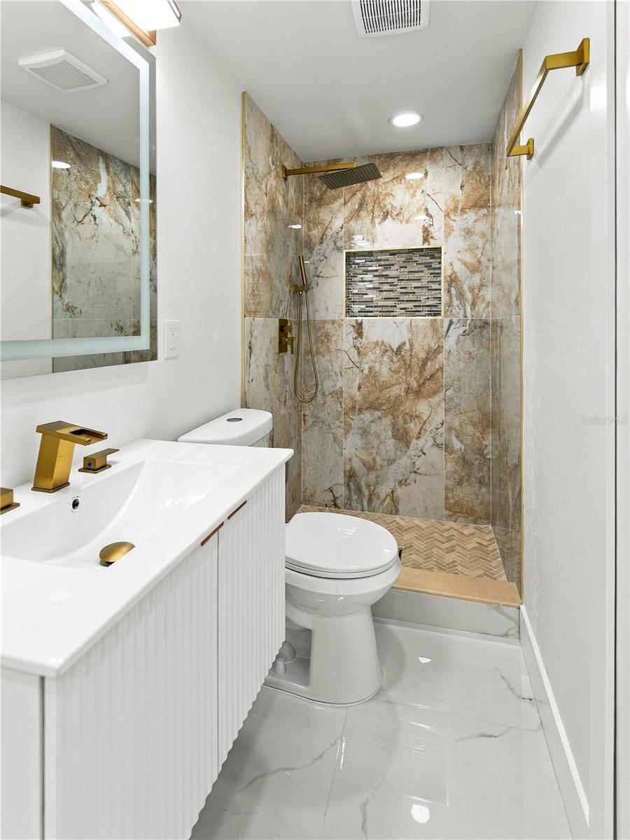 8423 N PACKWOOD AVE — photo 20