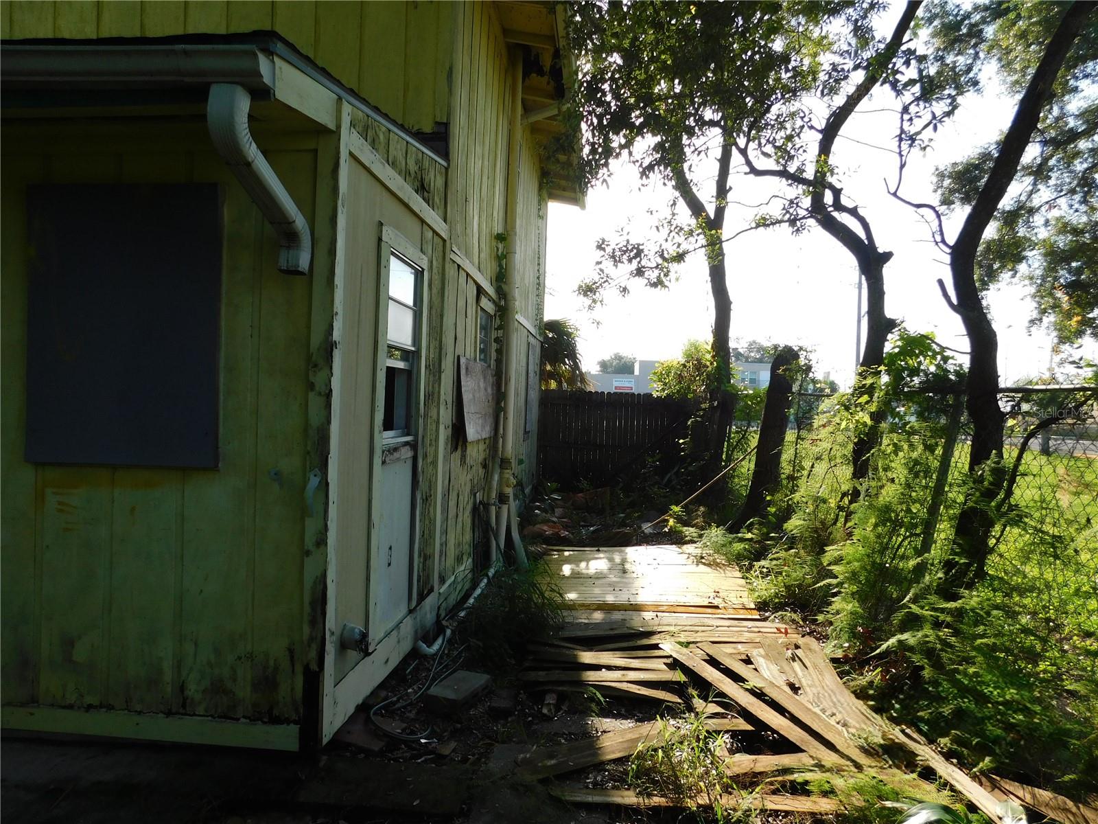 911 12TH AVE W — photo 2