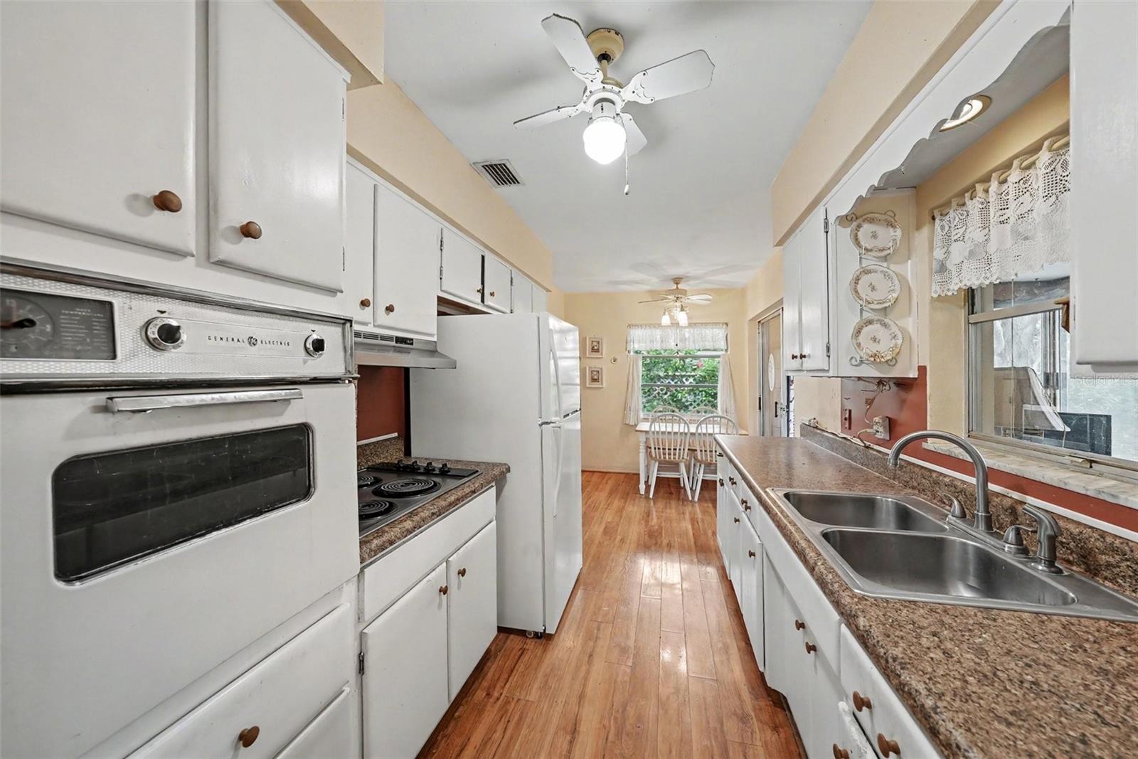 2400 INDIGO DR — photo 2