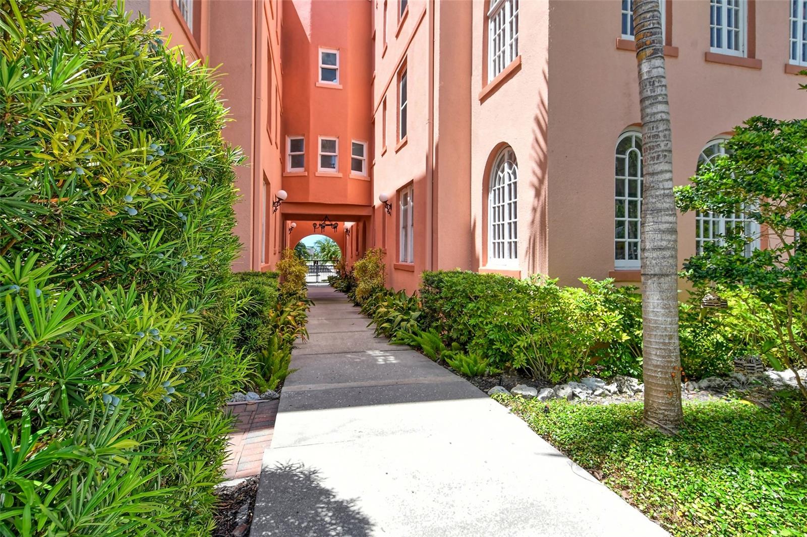 1221 N PALM AVE #305 — photo 23