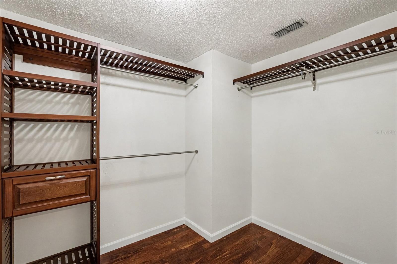 1308 OAKCREST DR — photo 24