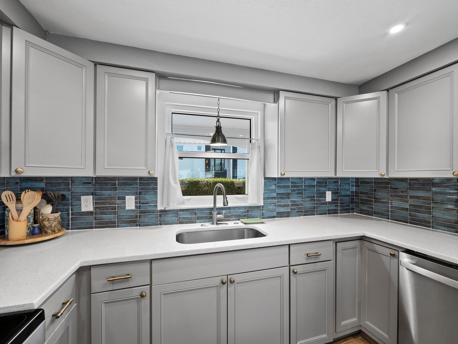 691 TARAWITT DR — photo 10