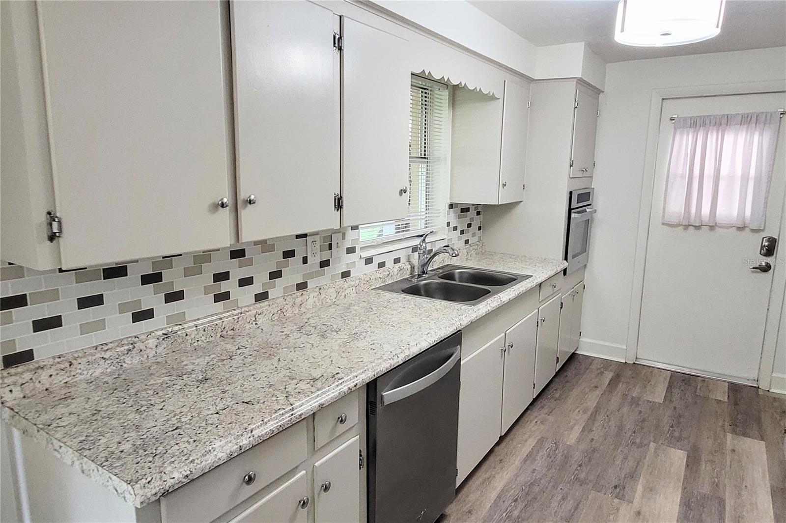2975 LOUISE ST — photo 9
