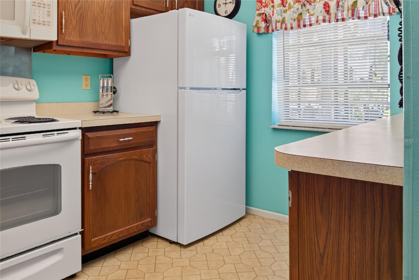 360 THREE LAKES LN #H — photo 15