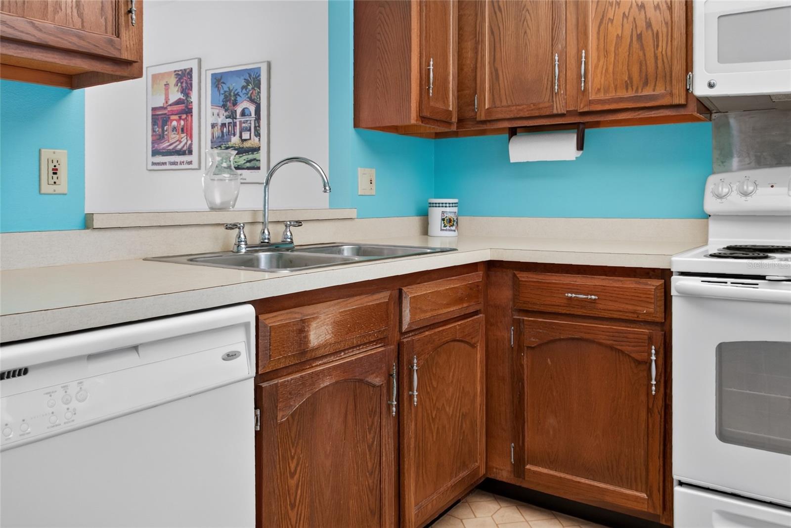360 THREE LAKES LN #H — photo 14