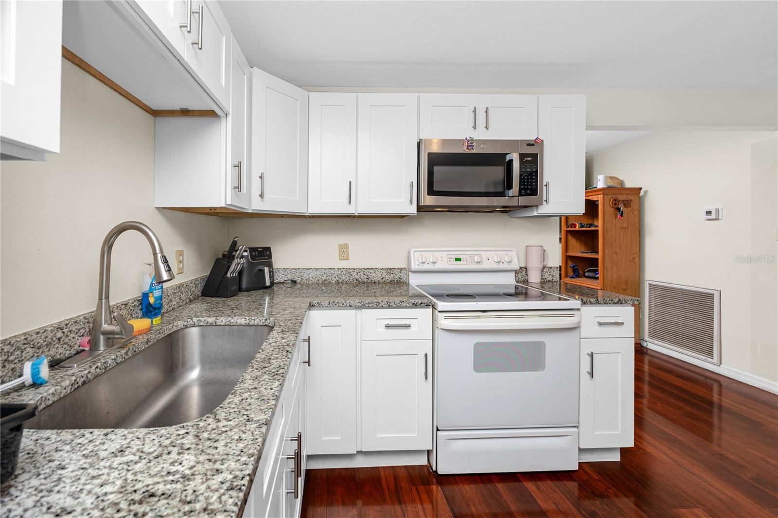 332 ACROPOLIS DR — photo 7