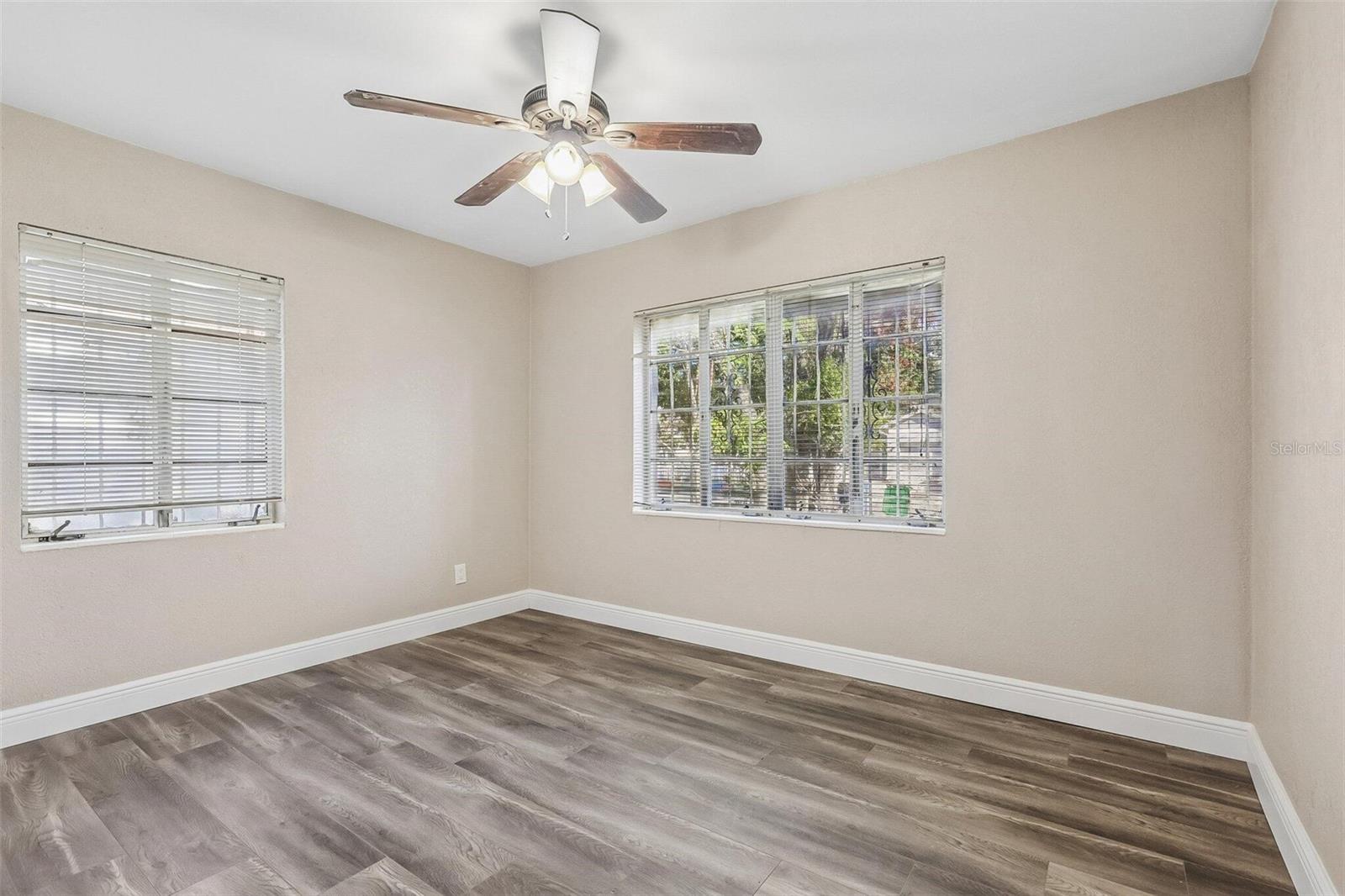 2217 MALLORY AVE — photo 18
