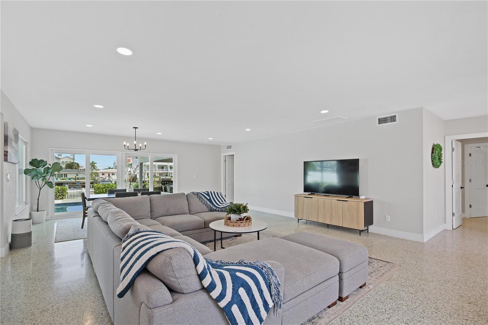 136 BAYSIDE DR — photo 15