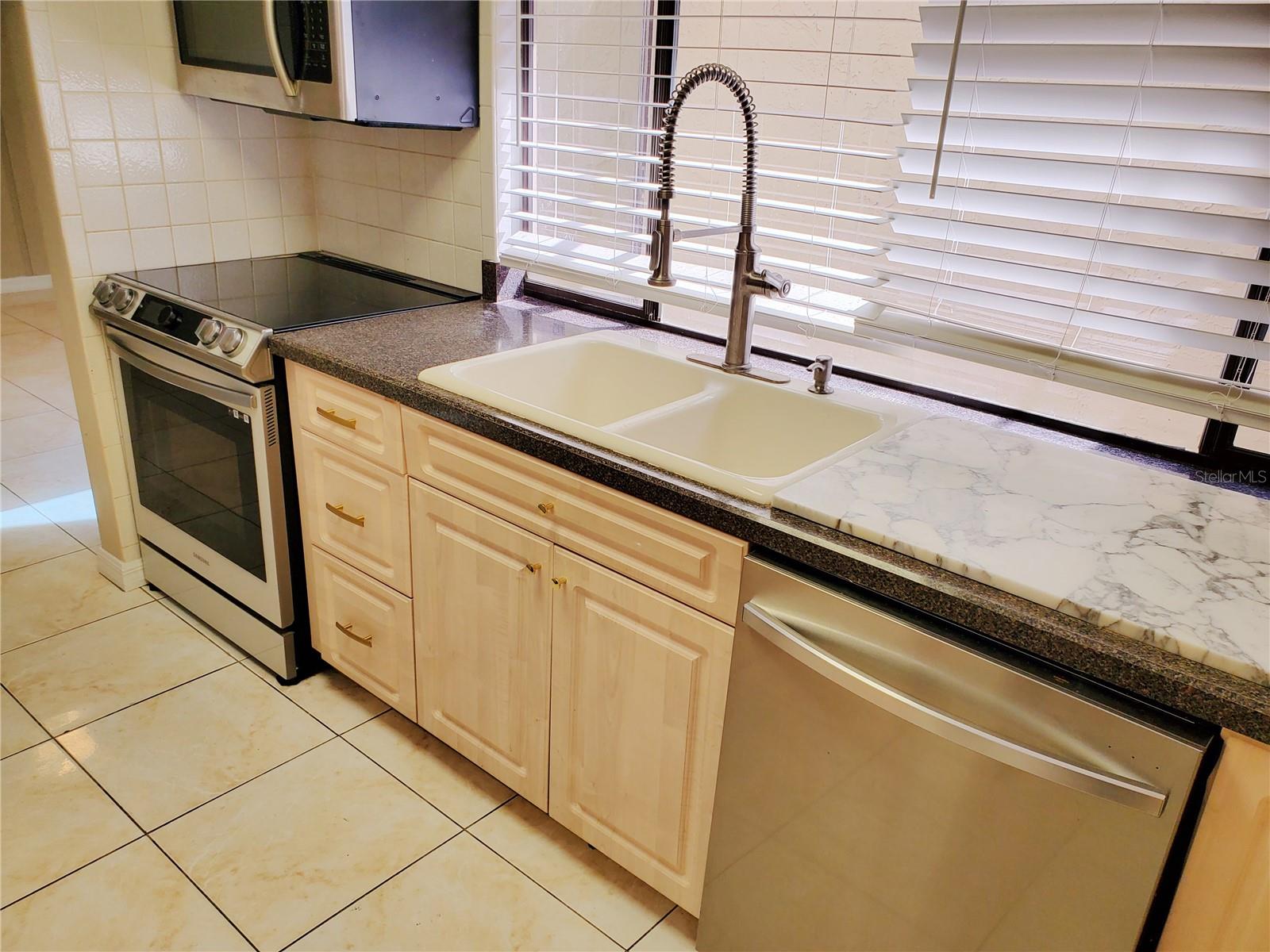 7500 ROCKY POINT DR — photo 9