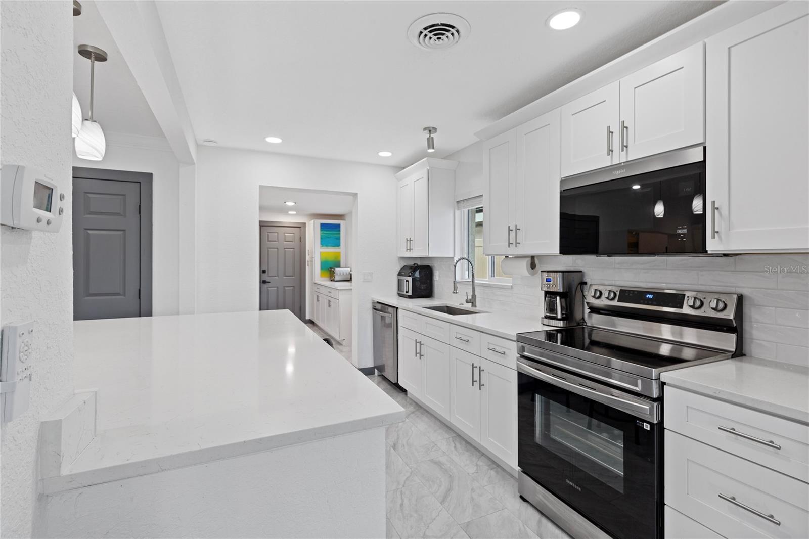166 BAYSIDE DR — photo 9