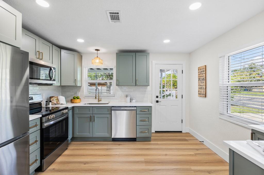 2403 ADRIAN AVE — photo 4