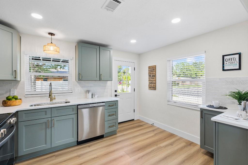 2403 ADRIAN AVE — photo 5