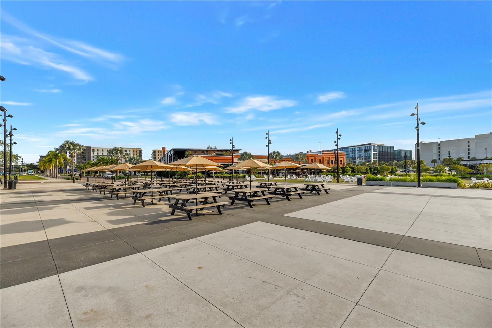 815 W COLUMBUS DR — photo 30