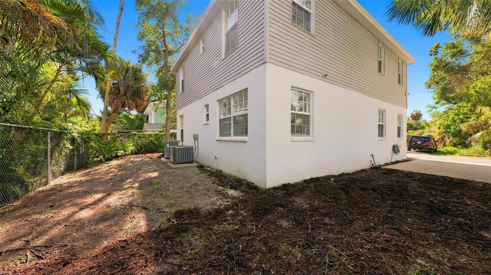 516 HOWARD CT — photo 37