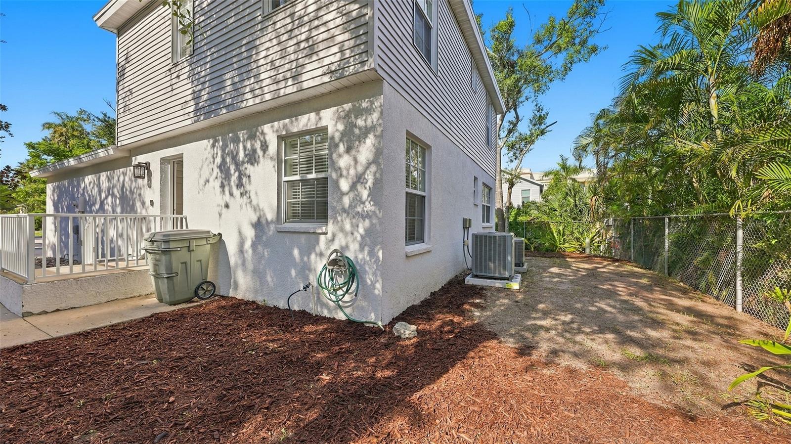 516 HOWARD CT — photo 36