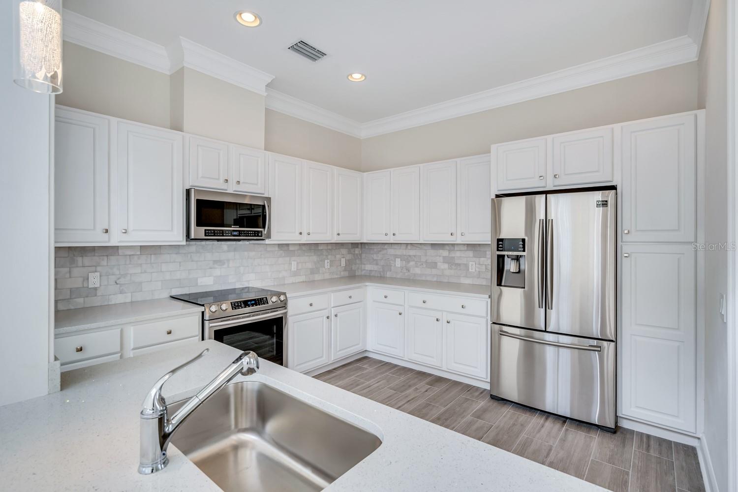 390 NEWBURY PL N — photo 12