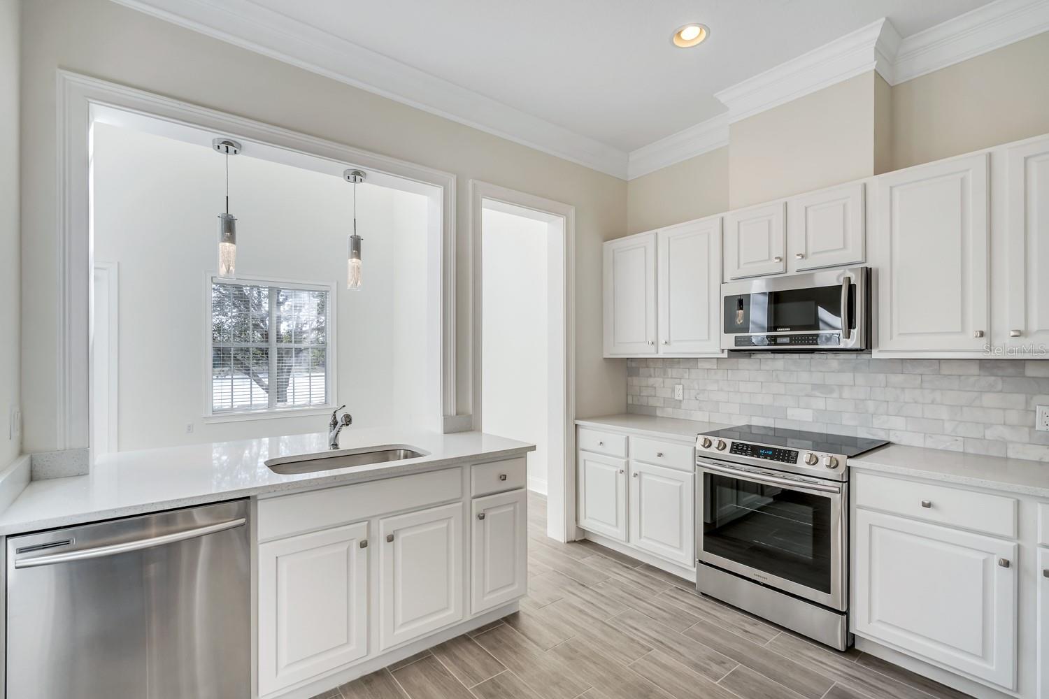 390 NEWBURY PL N — photo 10