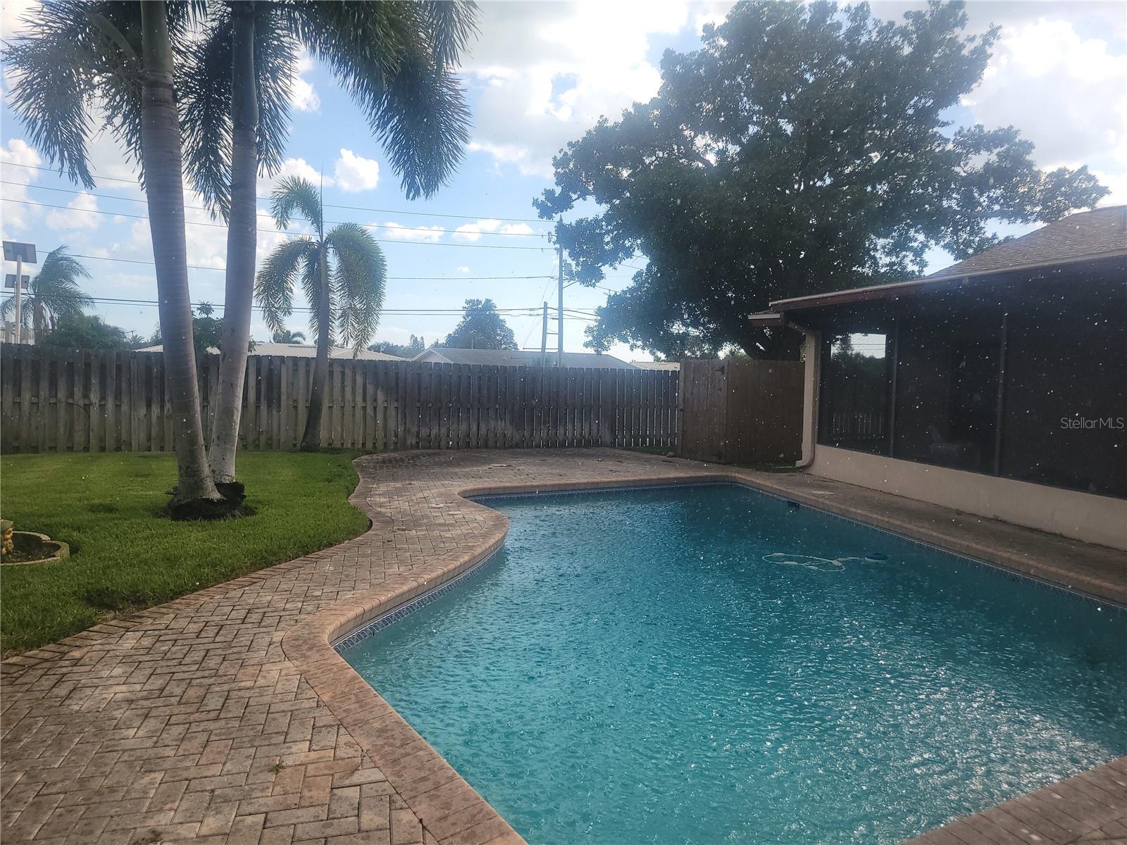 10209 BAY HILLS DR — photo 2