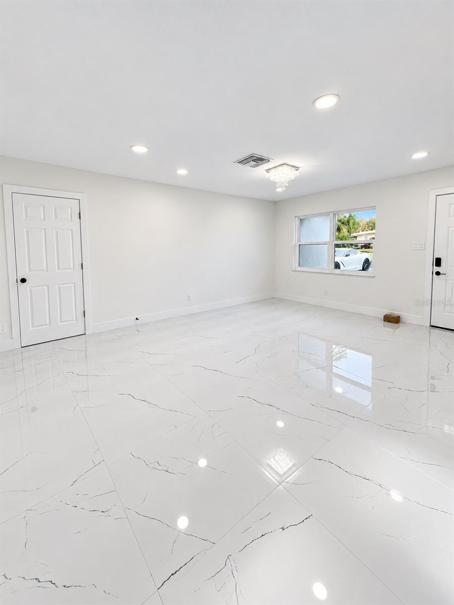 345 COUNTRY CLUB DR — photo 5