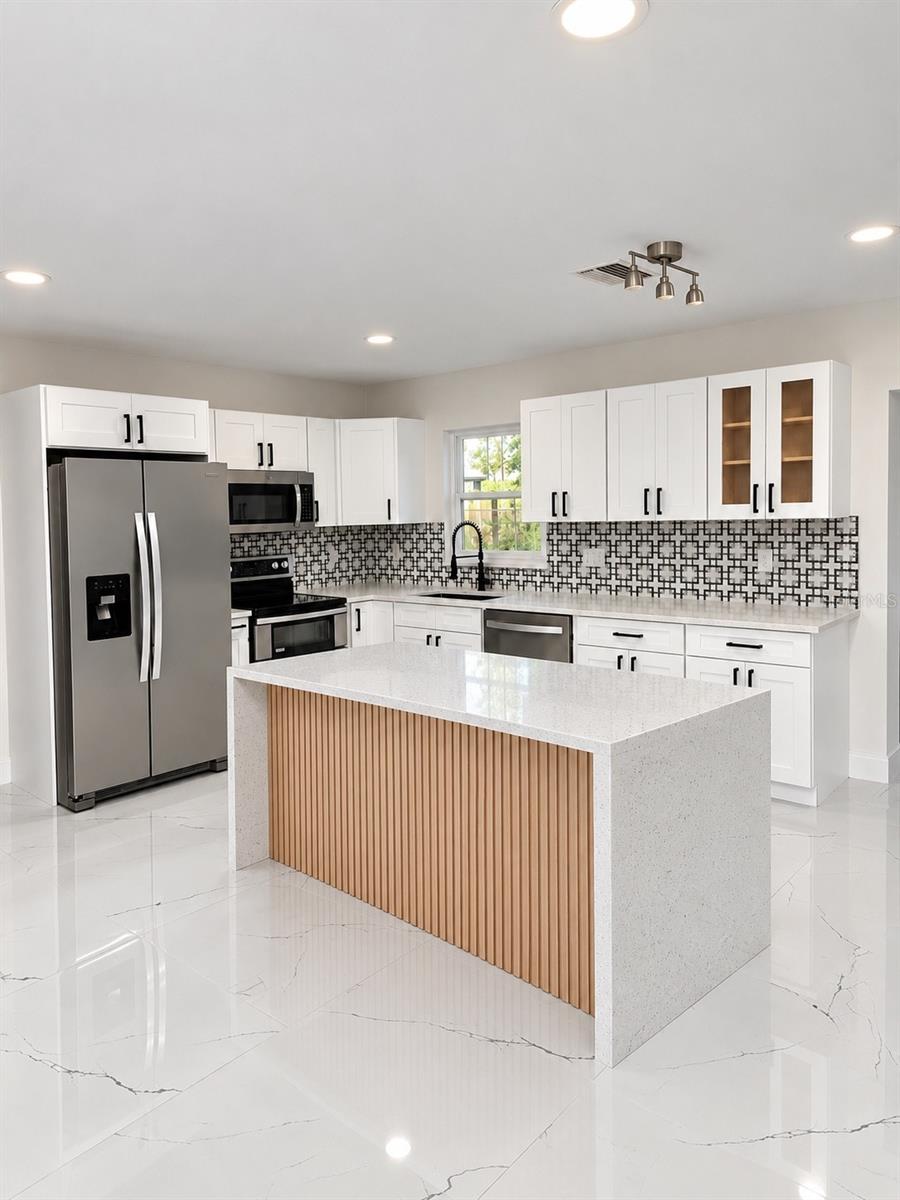 345 COUNTRY CLUB DR — photo 4
