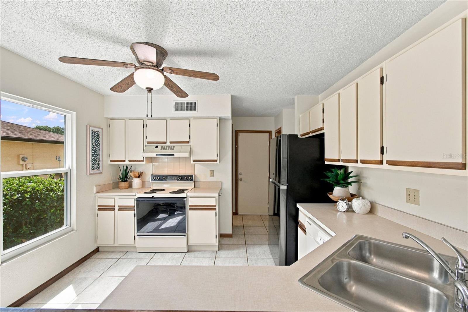 709 JACARANDA DR — photo 25