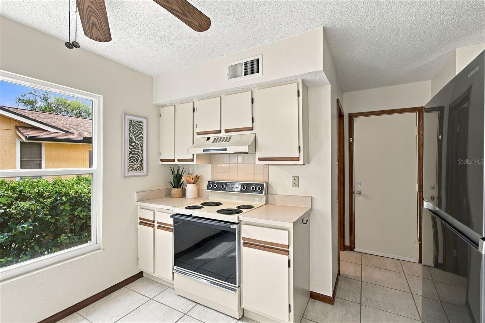 709 JACARANDA DR — photo 24
