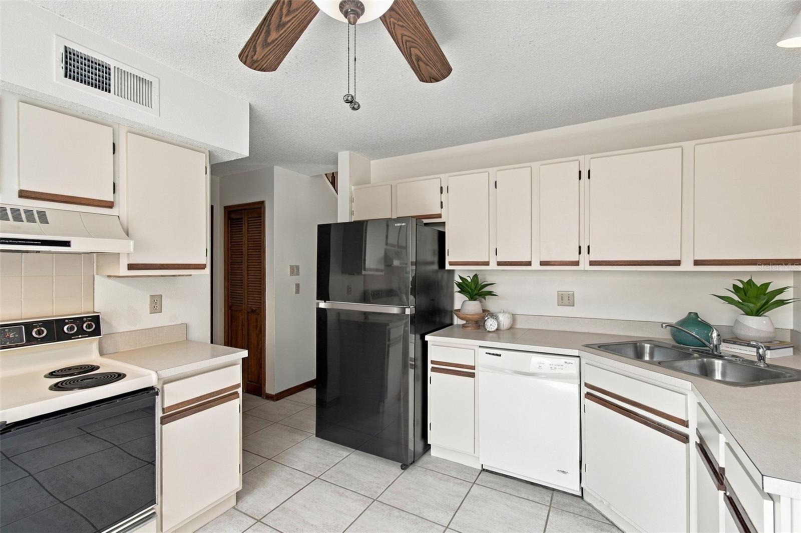 709 JACARANDA DR — photo 22