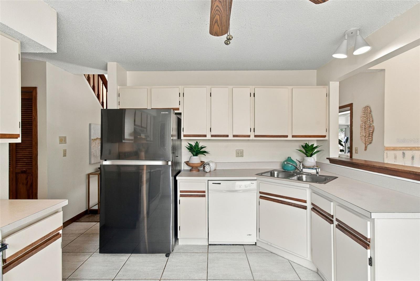 709 JACARANDA DR — photo 21
