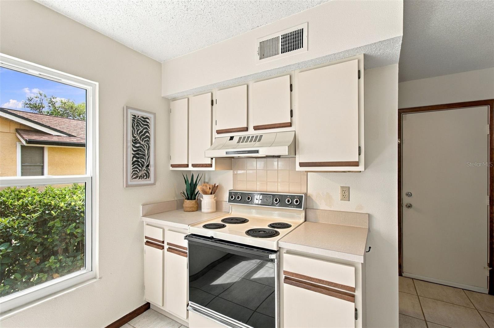 709 JACARANDA DR — photo 23