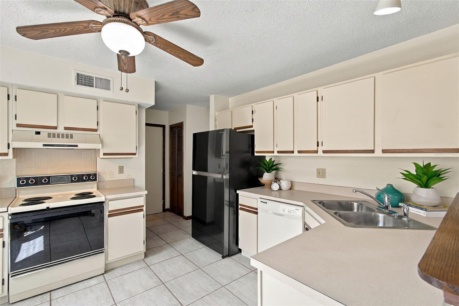 709 JACARANDA DR — photo 19