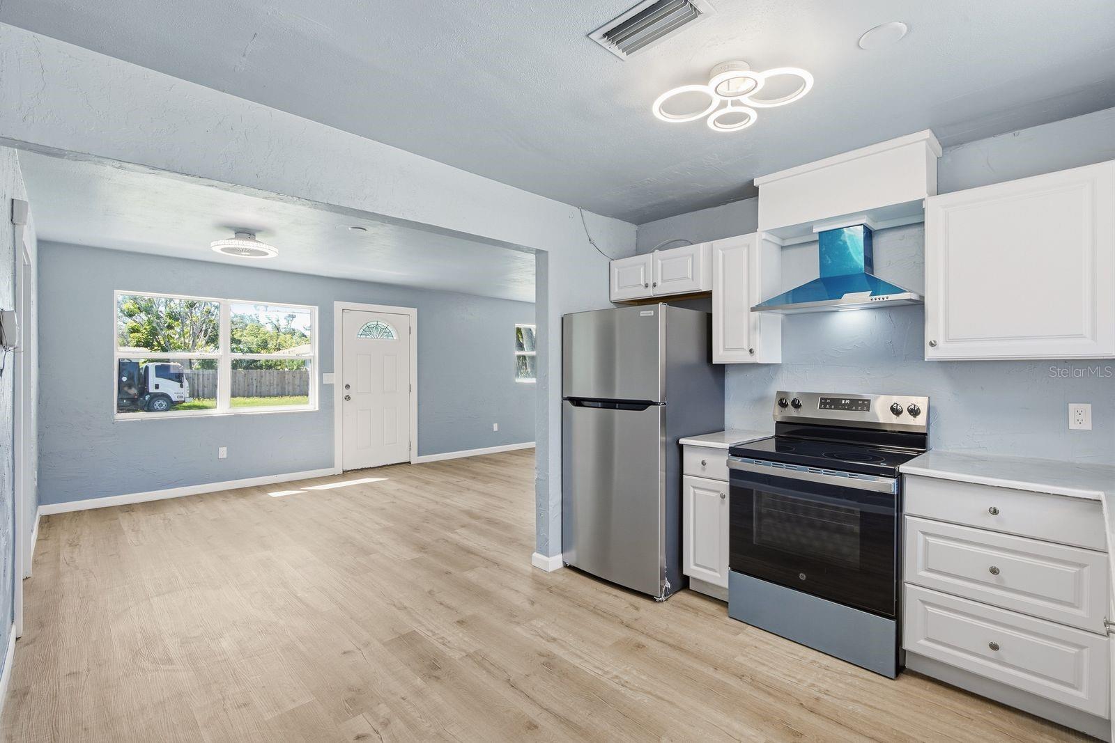 8143 OVERLOOK PL NE — photo 5