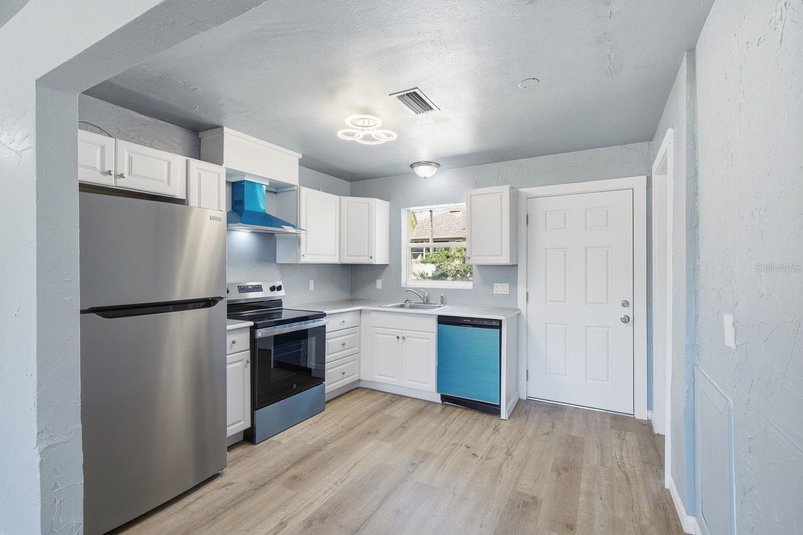 8143 OVERLOOK PL NE — photo 6
