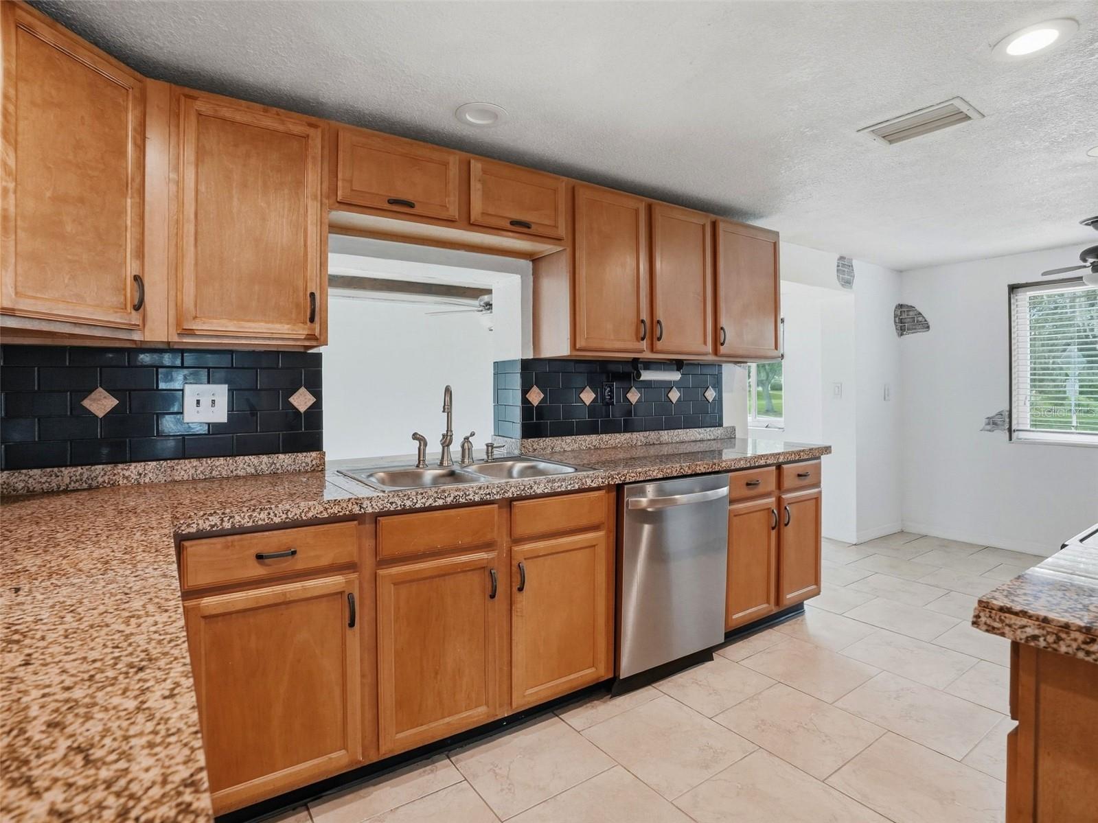 8502 ARROWHEAD DR — photo 10
