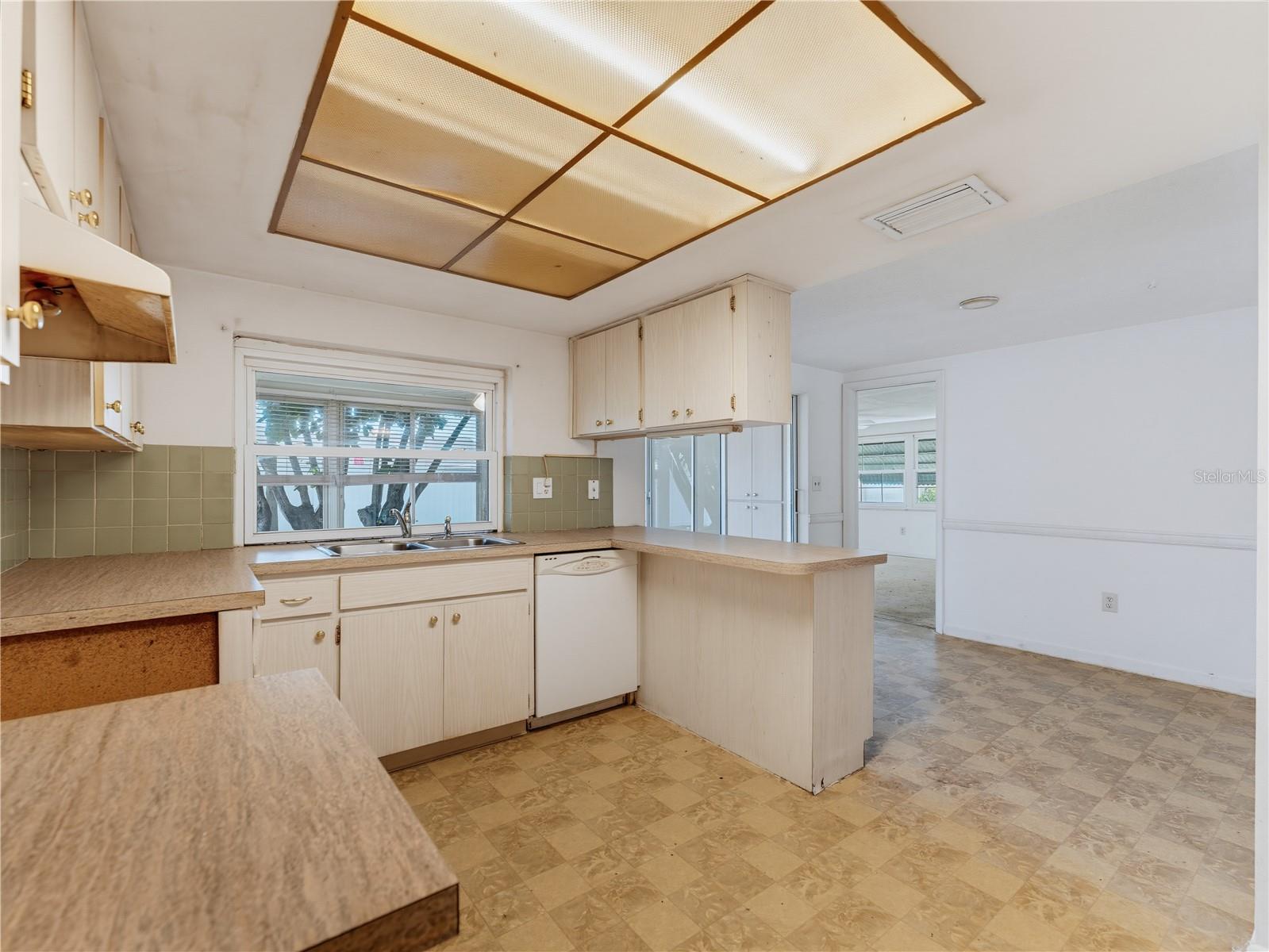 7014 FLAGGLER DR — photo 16